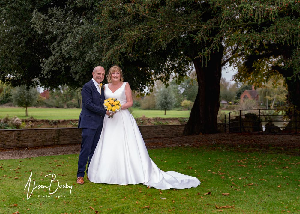 Bride and groom portrait at the cosener's house in Abingdon. Oxfordshire wedding. Cosener's House wedding photographer.