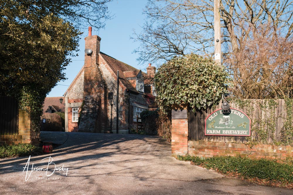 Old Luxters Barn in Oxfordshire. Wedding photos