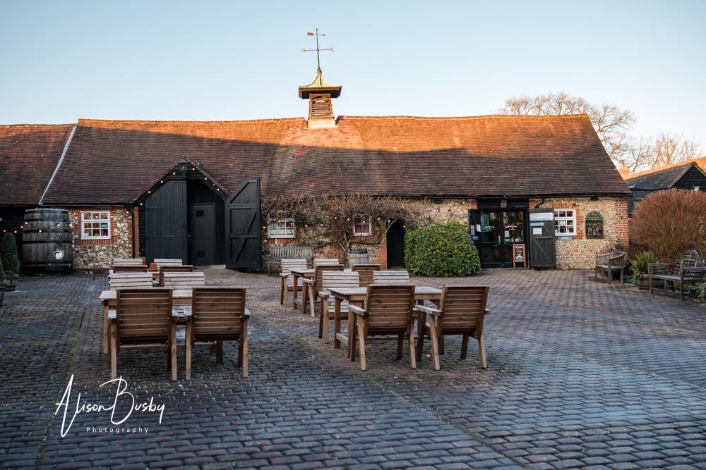 Old Luxters Barn in Oxfordshire. Wedding photos