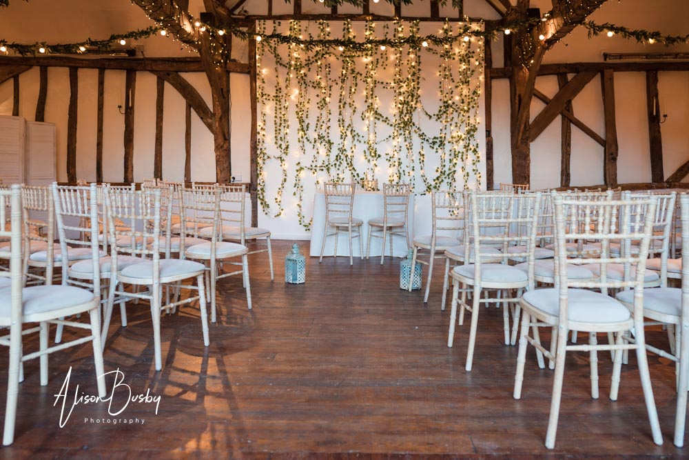 Old Luxters Barn in Oxfordshire. Wedding photos