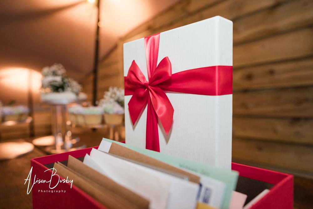 Old Luxters Barn in Oxfordshire. Wedding photos