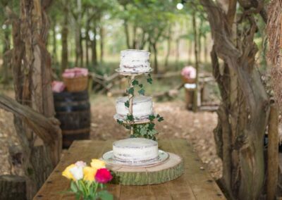 Buckinghamshire woodland weddings. wedding cake at Endeavour woodland weddings.