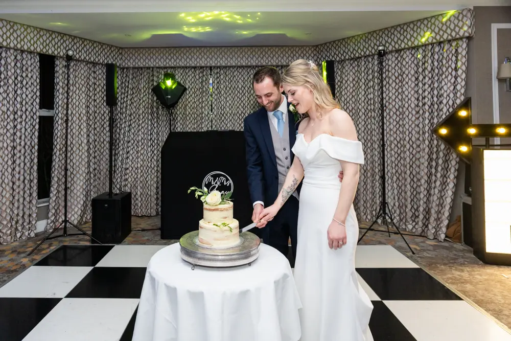 Bull Hotel Wedding Photography. Shannon and Andy cut the cake.