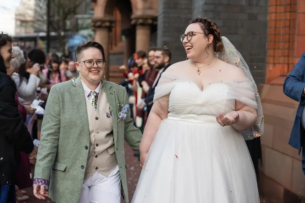 Reading Town Hall wedding photographer. Newlyweds outside the town hall.