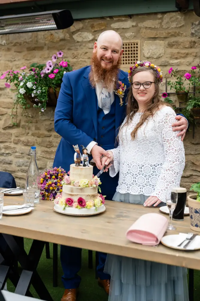Woodstock wedding photographer. Bride and groom cutting wedding cake in Back Lane Tavern.