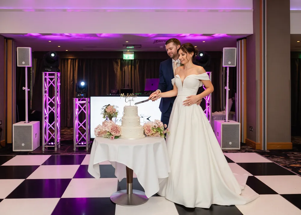 Bride and groom cut the cake. Bull Hotel Wedding Photographer.